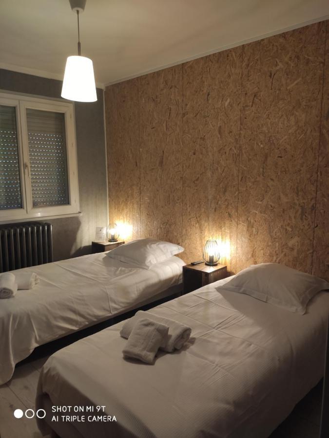 Bar Hotel Du Centre Montrevel-en-Bresse Bagian luar foto
